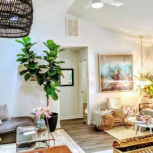 Holiday home Rare Downtown Matthews Walk 2 Shops Restauraunts Hike Clt 2 Bedroom Not 3br, Charlotte