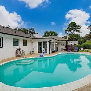 Holiday home Poolside With Fire Pit Fun And King, Charlotte